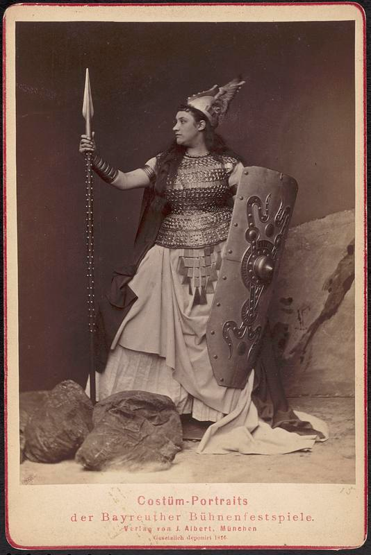 Die Walküre Brünnhilde, den Kopf nach links gedreht, mit geflügeltem Helm, Speer und großem Schild.